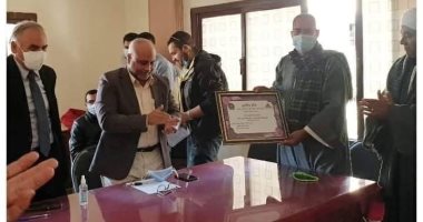 الرى تكرم مزارع لنشره فكر التحول إلى الرى الحديث