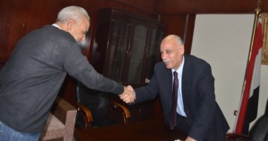 رئيس مدينة إسنا الجديد يتسلم مهام عمله ويلتقى موظفى الوحدة المحلية.. صور