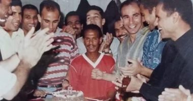 الذكريات الجميلة.. شوبير يكشف عن صورة نادرة للأهلى فى التسعينيات مع عم حارث