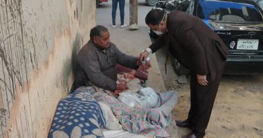 قصة متسول يفترش الطريق بجوار التأمين الصحى بطنطا.. يتقاضى معاش 6 آلاف جنيه شهريا.. التضامن تؤكد: رفض نقله لدار رعاية بالمجان.. ويهرب من لجنة التدخل السريع بعد كشف حقيقته.. ومطالب بشن حملات لضبط المتسولين.. صور