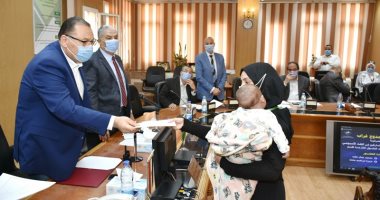 محافظ الشرقية يقدم مساعدات مالية عاجلة للفئات الأولى بالرعاية