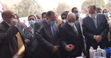 محافظ أسيوط ورئيس الجامعة يتفقدان انطلاق قافلة شاملة بقرية المندرة.. صور