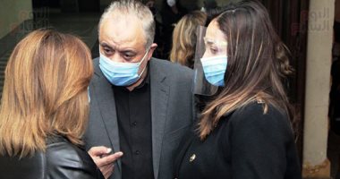 أشرف زكى وإلهام شاهين أول الحضور فى عزاء والد داليا البحيرى.. صور