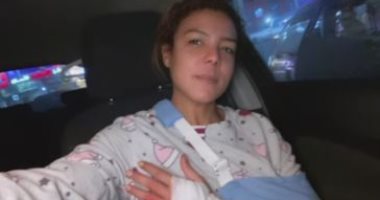 ناهد السباعى تعلن إصابتها بكسر فى ذراعها بصورة الجبس