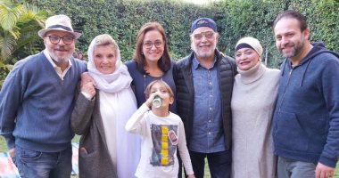 ريهام عبد الغفور تطل فى صورة عائلية: ربنا يخلى لنا أهالينا ويبارك فى صحتهم