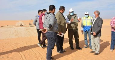 محافظ الوادى الجديد يطلق مبادرة لاستغلال أراضى الكثبان الرملية فى الزراعة 