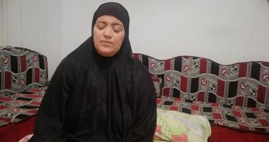 "سمراء" سيدة على درب الصابرين.. قضت عمرها فى العمل بالأراضى الزراعية حتى بعد وفاة زوجها.. ربت أبنائها وزوجاتهم وانتصرت على السرطان وأصيبت بالعمى.. وتتمنى مساعدة ابنها فى الزواج وإجراء عملية جراحية لإعادة بصرها