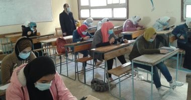 طلاب أولى ثانوى يؤدون الامتحانات التدريبية فى الفيزياء والفلسفة اليوم