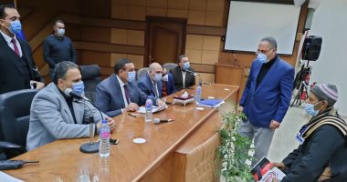 محافظ البحيرة يلتقى 19 من المواطنين لحل مشاكلهم وإزالة 530 حالة إشغال طريق