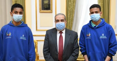 وزير الانتاج الحربى يلتقى الفائز بمسابقة المبتكر الصغير 