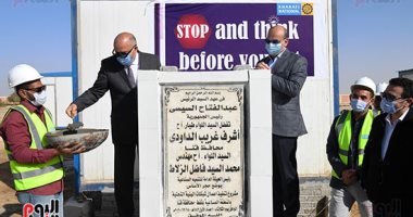 رئيس هيئة التنمية الصناعية يضع حجر الأساس لمشروع شبكات المنطقة الصناعية بقنا