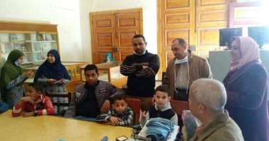 متحف الوادى الجديد يعلم الشباب فن تدوير المخلفات البيئية.. صور