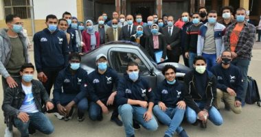 رئيس جامعة الزقازيق يلتقى فريق الهندسة المشارك برالى السيارات الكهربائية 