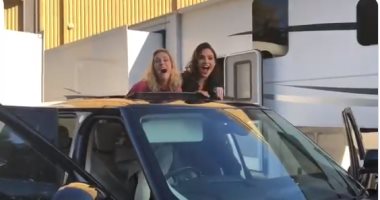 جاول جادوت ترفع شعار "لعب وجد وغناء" فى كواليس تصوير فيلمها Wonder Woman 1984