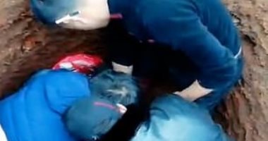 إنقاذ عجوز صينى مريض بالسرطان استأجر عمالا لحفر قبر ودفنه حيا.. فيديو