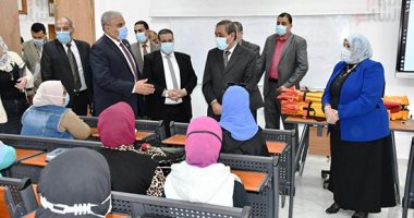محافظ الإسماعيلية يتفقد السيارات المخترعة لطلاب هندسة جامعة القناة.. صور