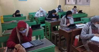 طلاب أولى ثانوى يؤدون الامتحان التجريبى للتدريب على استخدام التابلت.. صور