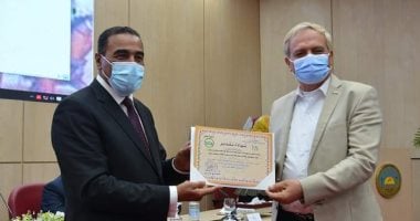 محافظ مطروح يكرم رئيس شركة المياه لجهوده في رفع مياه الأمطار