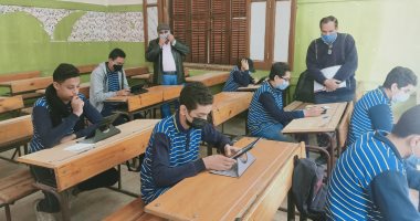 طلاب أولى ثانوى يؤدون الامتحان التدريبى وسط إجراءات احترازية.. صور