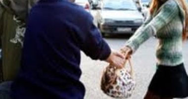 خطف حقائب السيدات.. أسبابها والحد منها وعقوبتها.. كلمة السر فى الدراجات البخارية والتكاتك.. الهدف سرقة الهواتف والسلاسل.. وأبرز الضحايا السيدات والأطفال لضعف مقاومتهم.. والجريمة تصنف سرقة بسيطة