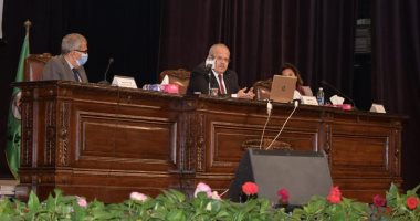 الخشت فى محاضرة لرابطة خريجى جامعة القاهرة حول الخطاب الدينى بحضور عمرو موسى: معظم الكتب بها أحاديث لم تصدر عن الرسول.. وإذا قدسنا التراث سنجمد الدين.. ويؤكد: الدعوة لتأسيس خطاب جديد لا تعنى دينا جديدا.. صور