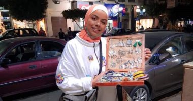حلقان وأساور وحاجات تانية.. إسراء مصممة إكسسوارات لجأت للشارع لعرض التصميمات