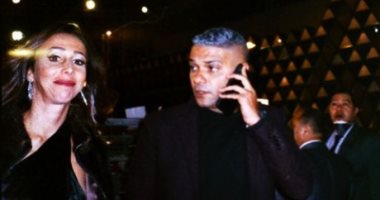 آسر ياسين فى أحدث صورة مع زوجته: الشايب والجميلة