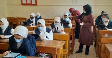طلاب أولى ثانوى يواصلون الامتحان التجريبى إليكترونيا بأسيوط