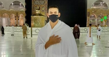 عبد الواحد السيد يؤدى مناسك العمرة بالكمامة.. ويعلق "الحمدلله"
