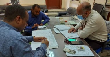 رئيس مدينة إسنا يحيل موظفين للتحقيق خلال جولاته على القرى.. صور