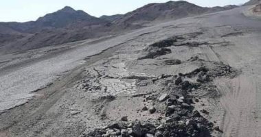 قارئ يشكو من تهالك طريق قفط القصير بين قنا والبحر الأحمر.. و"الطرق" ترد