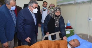 محافظ البحر الأحمر يجرى جولة تفقدية بإحدى المستشفيات ويطمئن على حالة مصاب