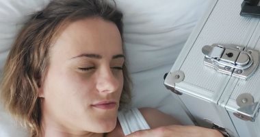 آخر التقاليع.. فتاة روسية تتزوج من حقيبتها وتؤكد: أسمعها وتسمعنى.. صور