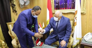 محافظ الوادى الجديد يشهد باكورة إنتاج مشروع سم العقرب الخام بالداخلة
