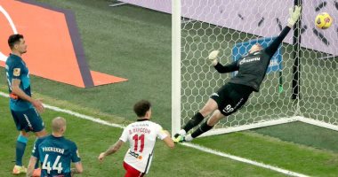 صديق محمد صلاح يسجل هدفا رائعا بالخطأ فى مرماه بالدوري الروسي.. فيديو