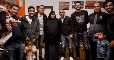 نجوم الأهلي فى زيارة لأسرة الراحل عبد الوهاب.. صور