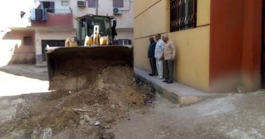 حملة مكبرة لرفع اشغالات الطرق وتوسعة وتمهيد الشوارع بمدينة أرمنت بالأقصر.. صور
