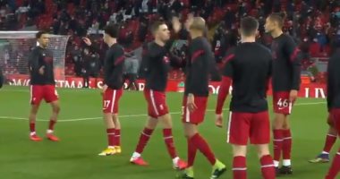 لاعبو ليفربول على أتم الاستعداد في الاحماء قبل مواجهة توتنهام.. فيديو وصور