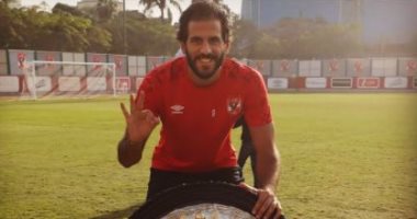مروان محسن يحتفل بصورة مع ثلاثية الأهلى.. والجمهور: "مستنيين الأحسن فى الموسم الجديد"