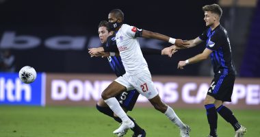 الهندوراسي بينجستون أول لاعب يرتدي "كمامة" خلال مباراة