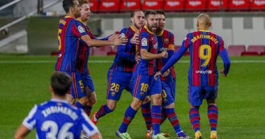 برشلونة يتخطى سوسيداد بثنائية ويمنح أتلتيكو مدريد صدارة الليجا.. فيديو