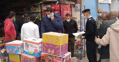 تشميع 5 محال تجارية بدون ترخيص وإزالة الإشغالات بالصالحية الجديدة فى الشرقية