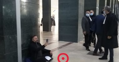 محامٍ لبنانى يفترش الأرض ويضرب عن الطعام بقصر عدل بيروت.. اعرف السبب (فيديو)