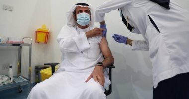 وزير الصحة السعودى يتلقى جرعة "لقاح كورونا".. فيديو وصور