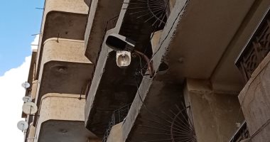 شكوى من عمود إنارة على وشك السقوط فى شارع السلام من بليس بالعجمى.. والحى يرد