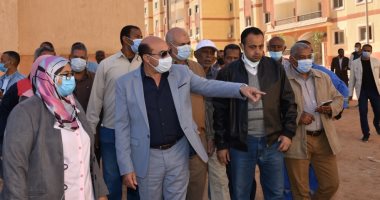 محافظ أسوان يهنىء أول أسرة تسكن بعمارات الإسكان المتميز ويهديهم ثلاجة.. فيديو وصور