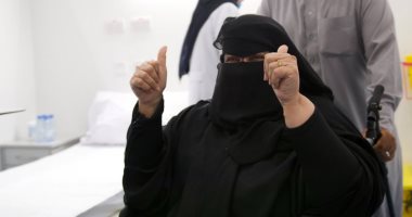 شاهد رد فعل أول مواطنة سعودية تحصل على لقاح فيروس كورونا