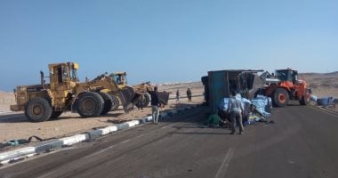 انقلاب سيارة نقل محملة بأكياس القطن بطريق "الغردقة – سفاجا".. صور