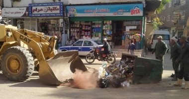 صور.. رفع مخلفات المبانى والأتربة بالشوارع الرئيسية لمدينة البياضية فى الأقصر