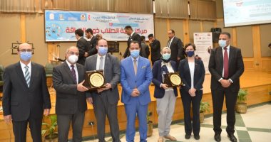 تكريم أصحاب المراكز الثلاثة الأولى بمسابقة الأبحاث لذوى الإعاقة بجامعة أسيوط